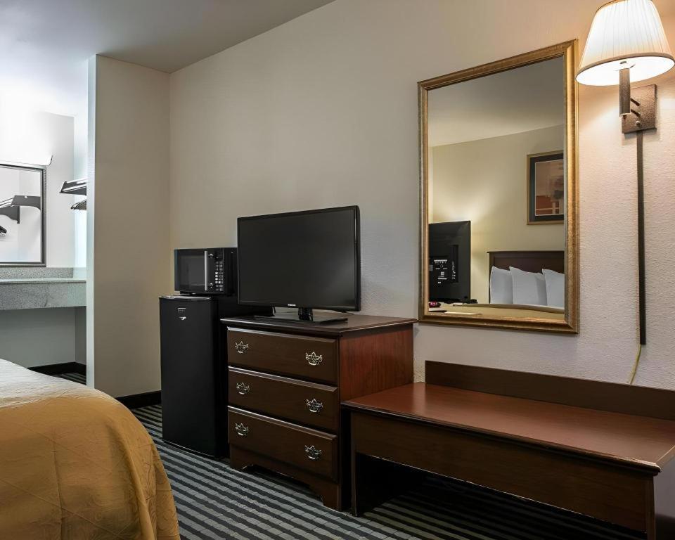 Quality Inn Columbia Airport Уест Кълъмбия Екстериор снимка