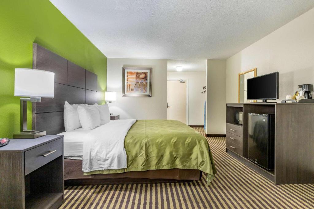 Quality Inn Columbia Airport Уест Кълъмбия Екстериор снимка