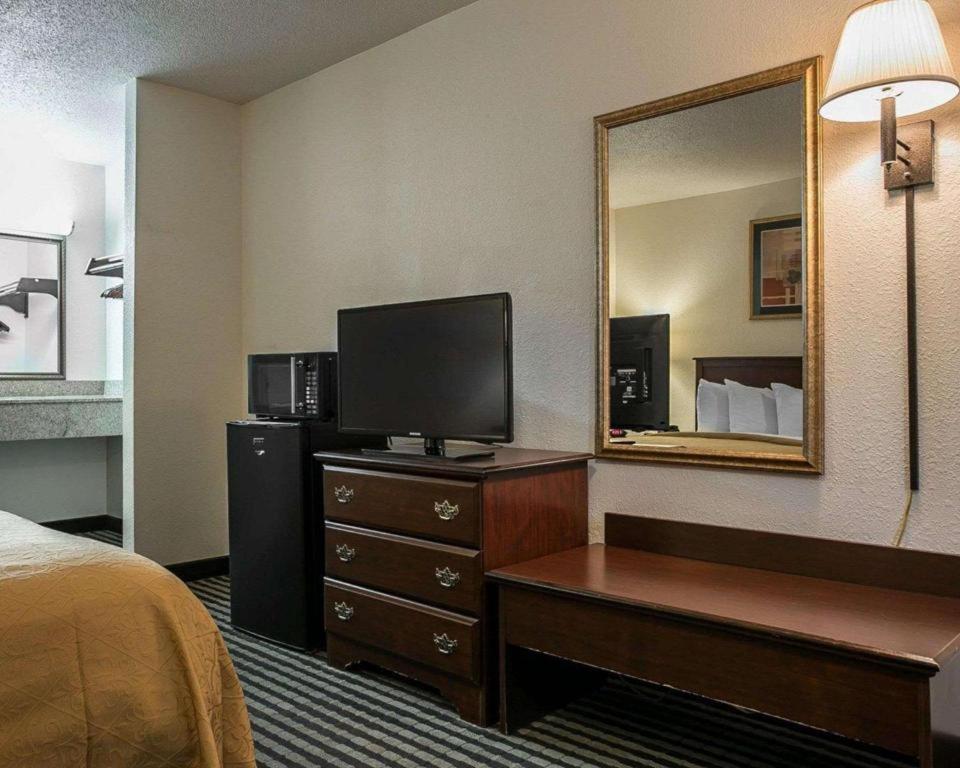 Quality Inn Columbia Airport Уест Кълъмбия Екстериор снимка