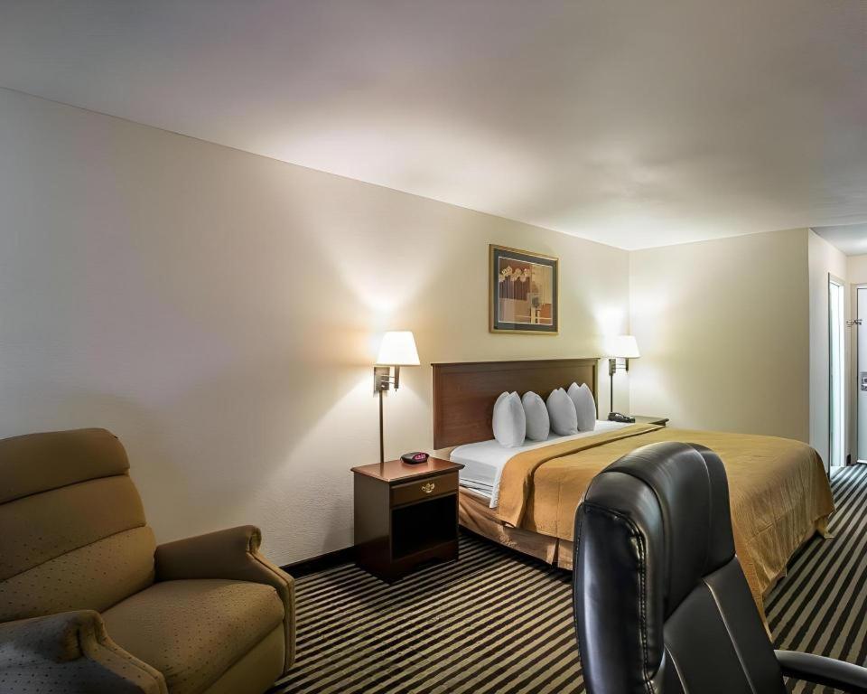 Quality Inn Columbia Airport Уест Кълъмбия Екстериор снимка