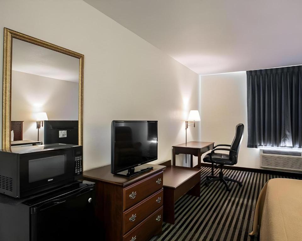 Quality Inn Columbia Airport Уест Кълъмбия Екстериор снимка