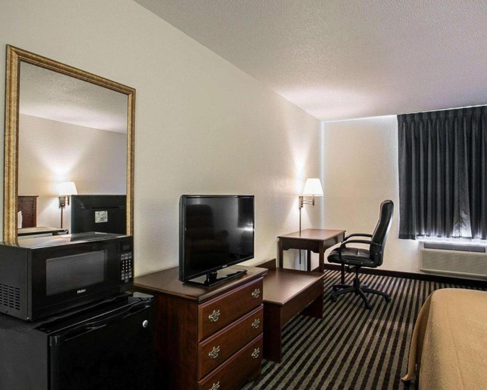 Quality Inn Columbia Airport Уест Кълъмбия Екстериор снимка